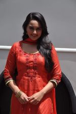 Sonakshi Sinha promote Rowdy Rathore on the sets of CID in Kandivli, Mumbai on 22nd May 2012 (111).JPG